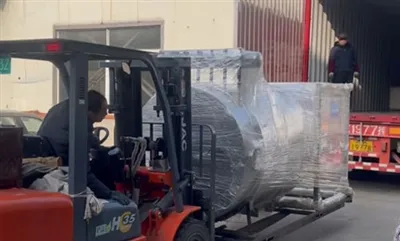 De Ultra-micro-verpulveraar wordt verpakt voor verzending naar Taiwan.